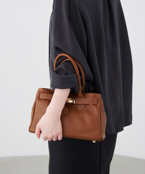 美品　AULENTTI ベルト付きレザー MIDI BAG キャメル　完売品 美品 AULENTTI ベルト付きレザー MIDI BAG キャメル 完売品 美品