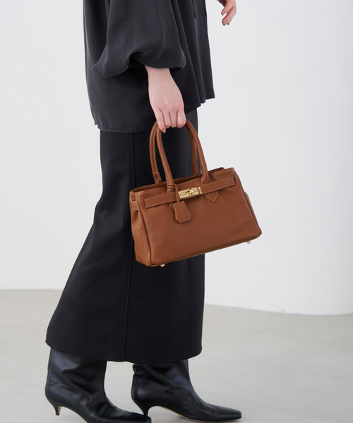 美品　AULENTTI ベルト付きレザー MIDI BAG キャメル　完売品 美品 AULENTTI ベルト付きレザー MIDI BAG キャメル 完売品 美品