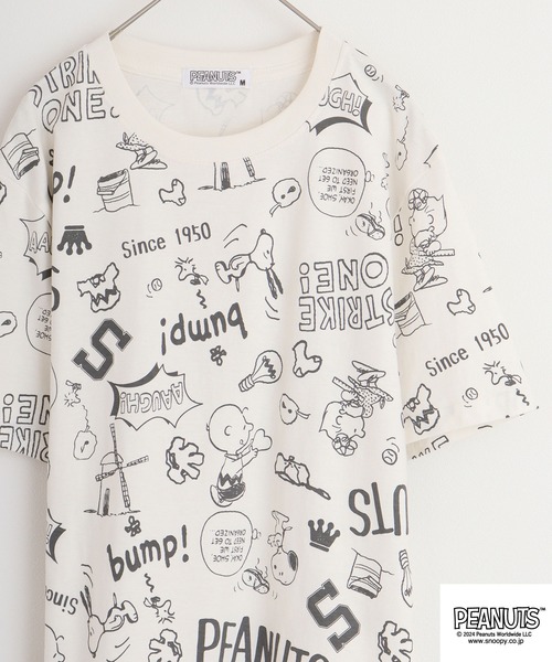 PEANUTS（ピーナッツ）の「PEANUTS 天竺総柄 半袖Tシャツ（Tシャツ/カットソー・メンズ・ライトピンク/オートミール/チャコール/ダークブルー/オフホワイト/ライトカーキ・M/L/LL）」の2枚目の写真