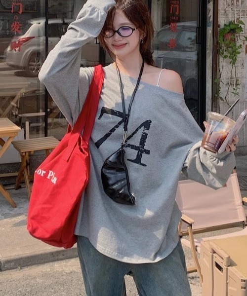 gossip！ロサンゼルス（ゴシップロサンゼルス）の「前後2WAYオーバー サイズオフショルダーグラフィックプリントシンプルカジュアルトップス（Tシャツ/カットソー・レディース・グレー/レッド・FREE/L）」の6枚目の写真