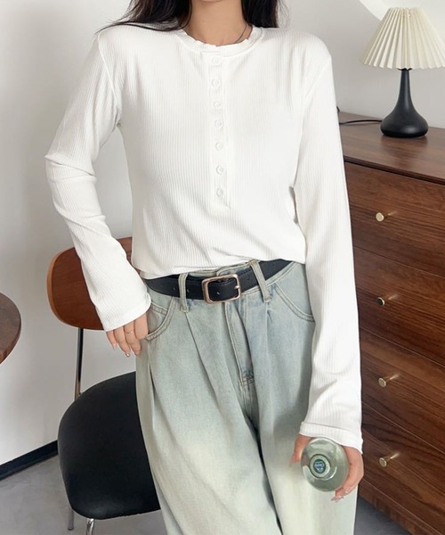 aimoha(アイモハ)の「ヘンリーネックリブトップス(Tシャツ/カットソー・レディース・ネイビー/ベージュ/ワインレッド/ホワイト/ブラック/グレー・FREE)」の2枚目の写真