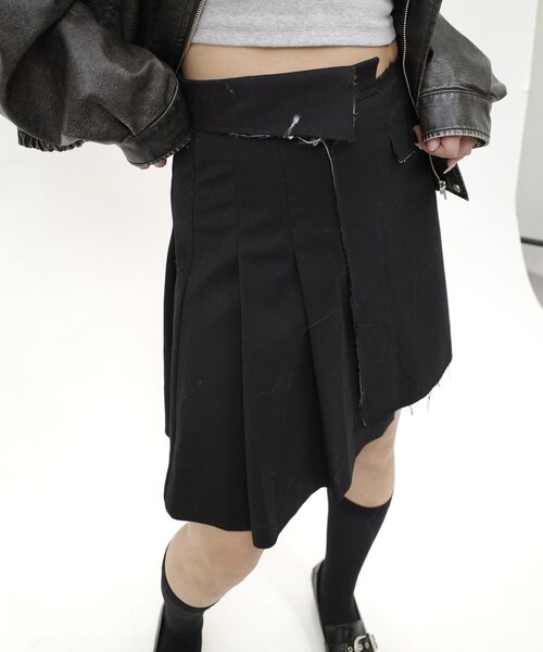WHO'S WHO gallery（フーズフーギャラリー）の「【SixM/シックスエム】アシメデザインミニスカート（スカート・レディース・チャコールグレー/ブラック・FREE）」の4枚目の写真