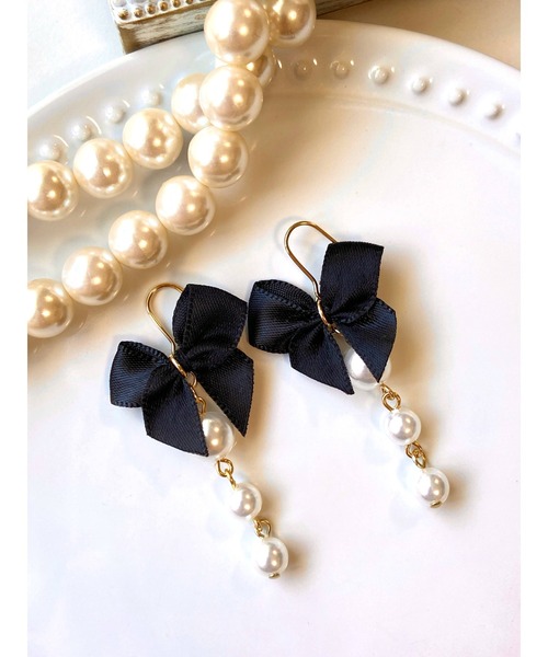 VIBGYOR(ヴィブジョー)の「【MUURABBTI】リボンとパールの可愛いピアス(MA)(ピアス(両耳用)・レディース・ネイビー/グリーン/ピンク/ボルドー/パープル/イエロー/ブルー/ブラック/ピンク系その他・FREE)」の1枚目の写真