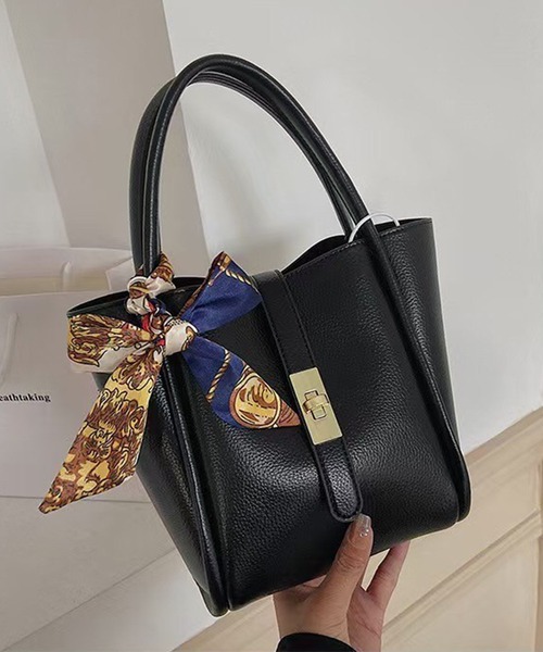 folka(フォルカ)の「3ー11E100 スカーフ付き 2way PU レザー ハンドバッグ ショルダーバッグ(ハンドバッグ・レディース・ブラウン/グレイッシュベージュ/ブラック・ONESIZE)」の4枚目の写真