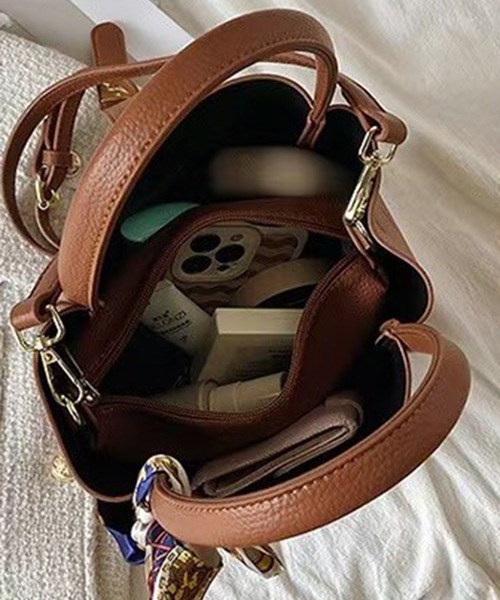 folka(フォルカ)の「3ー11E100 スカーフ付き 2way PU レザー ハンドバッグ ショルダーバッグ(ハンドバッグ・レディース・ブラウン/グレイッシュベージュ/ブラック・ONESIZE)」の8枚目の写真