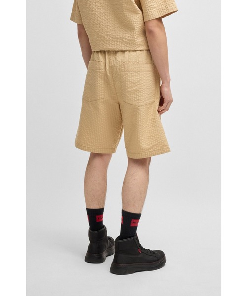 HUGO（ヒューゴ）の「リラックスフィット ショートパンツ コットンシアサッカー（その他パンツ・メンズ・ベージュ・S/L/XXL/M/XL）」の2枚目の写真