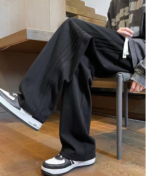 NEW GENTLEMAN(ニュージェントルマン)の「ビバリー タックライン ルーズ スウェットパンツ(スウェットパンツ・メンズ・ブラック/グレー・S/M/L)」の3枚目の写真