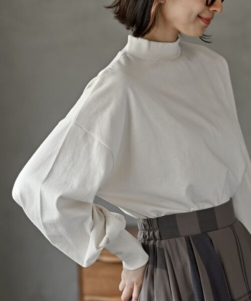 rps（アールピーエス）の「ボリュームスリーブリブハイネックロンＴ（Tシャツ/カットソー・レディース・ブラック/オフホワイト/ホワイト系その他2/ホワイト系その他3/ホワイト系その他4/アイボリー/ブラック系その他2・フリー）」の2枚目の写真