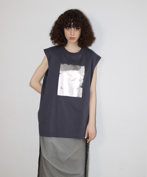 AIC.(エーアイシー)の「箔プリントオーバーサイズノースリトップス(Tシャツ/カットソー・レディース・オフホワイト/チャコールグレー/ブラウン・FREE)」の2枚目の写真