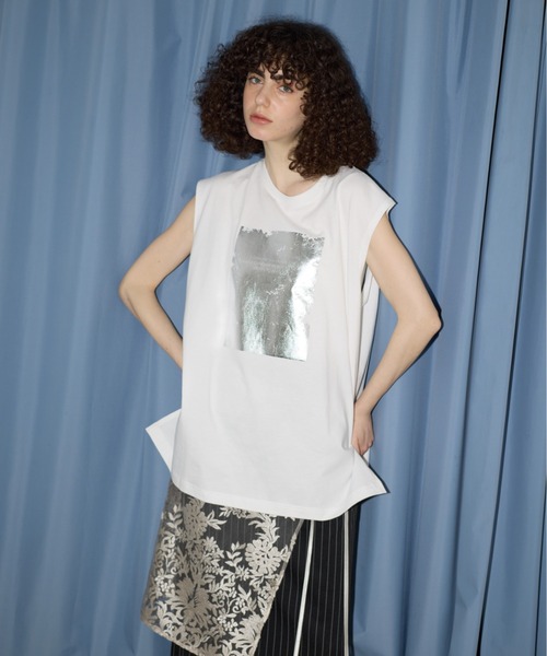 AIC.(エーアイシー)の「箔プリントオーバーサイズノースリトップス(Tシャツ/カットソー・レディース・オフホワイト/チャコールグレー/ブラウン・FREE)」の10枚目の写真