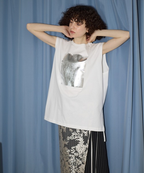 AIC.(エーアイシー)の「箔プリントオーバーサイズノースリトップス(Tシャツ/カットソー・レディース・オフホワイト/チャコールグレー/ブラウン・FREE)」の15枚目の写真
