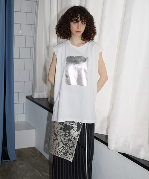 AIC.(エーアイシー)の「箔プリントオーバーサイズノースリトップス(Tシャツ/カットソー・レディース・オフホワイト/チャコールグレー/ブラウン・FREE)」の7枚目の写真