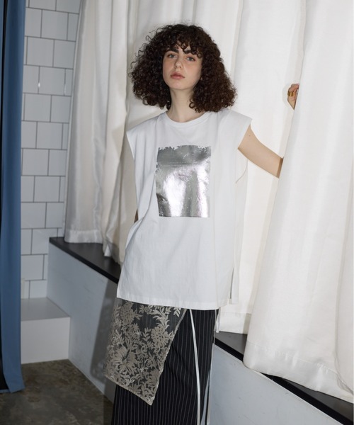 AIC.(エーアイシー)の「箔プリントオーバーサイズノースリトップス(Tシャツ/カットソー・レディース・オフホワイト/チャコールグレー/ブラウン・FREE)」の9枚目の写真