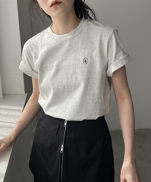 CAPRICIEUX LE'MAGE（カプリシューレマージュ）の「【サイズ展開あり】1ポイントTシャツ（Tシャツ/カットソー・レディース・ベージュ/ホワイト/ライトグレー/ブラック/チャコールグレー・SMALL/MEDIUM）」の4枚目の写真