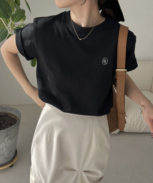 CAPRICIEUX LE'MAGE（カプリシューレマージュ）の「【サイズ展開あり】1ポイントTシャツ（Tシャツ/カットソー・レディース・ベージュ/ホワイト/ライトグレー/ブラック/チャコールグレー・SMALL/MEDIUM）」の2枚目の写真