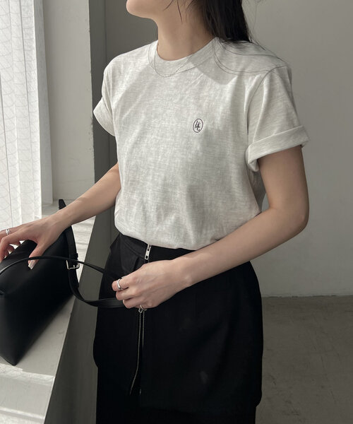 CAPRICIEUX LE'MAGE（カプリシューレマージュ）の「【サイズ展開あり】1ポイントTシャツ（Tシャツ/カットソー・レディース・ベージュ/ホワイト/ライトグレー/ブラック/チャコールグレー・SMALL/MEDIUM）」の13枚目の写真