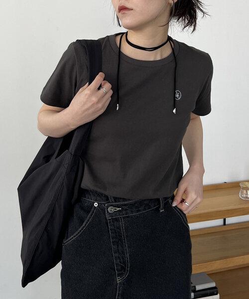 CAPRICIEUX LE'MAGE（カプリシューレマージュ）の「【サイズ展開あり】1ポイントTシャツ（Tシャツ/カットソー・レディース・ベージュ/ホワイト/ライトグレー/ブラック/チャコールグレー・SMALL/MEDIUM）」の14枚目の写真