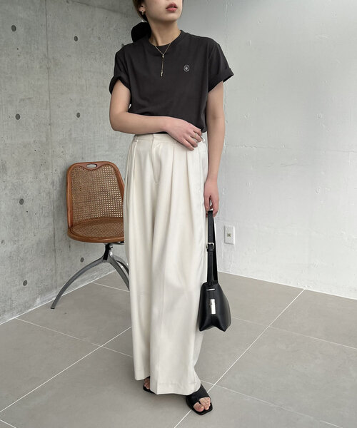 CAPRICIEUX LE'MAGE（カプリシューレマージュ）の「【サイズ展開あり】1ポイントTシャツ（Tシャツ/カットソー・レディース・ベージュ/ホワイト/ライトグレー/ブラック/チャコールグレー・SMALL/MEDIUM）」の21枚目の写真