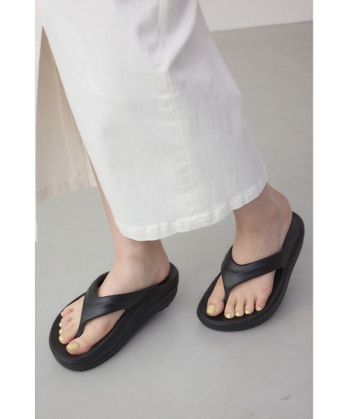 AZUL by moussy（アズールバイマウジー）の「ラクフィールプラットフォームトングサンダル（サンダル・レディース・ブラック/ベージュ・SMALL/MEDIUM/LARGE）」の15枚目の写真