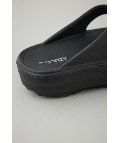 AZUL by moussy（アズールバイマウジー）の「ラクフィールプラットフォームトングサンダル（サンダル・レディース・ブラック/ベージュ・SMALL/MEDIUM/LARGE）」の10枚目の写真