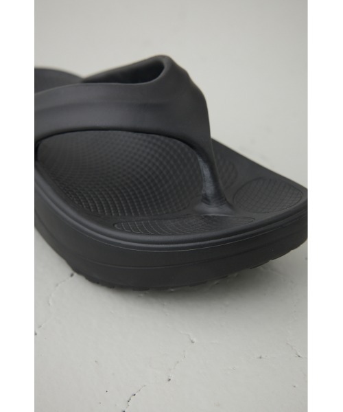 AZUL by moussy（アズールバイマウジー）の「ラクフィールプラットフォームトングサンダル（サンダル・レディース・ブラック/ベージュ・SMALL/MEDIUM/LARGE）」の9枚目の写真