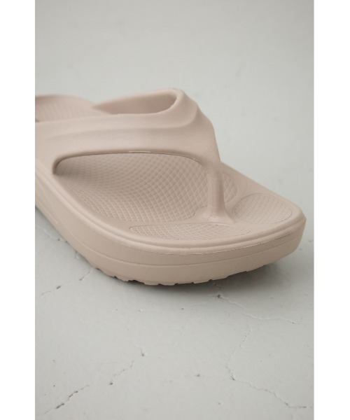 AZUL by moussy（アズールバイマウジー）の「ラクフィールプラットフォームトングサンダル（サンダル・レディース・ブラック/ベージュ・SMALL/MEDIUM/LARGE）」の19枚目の写真