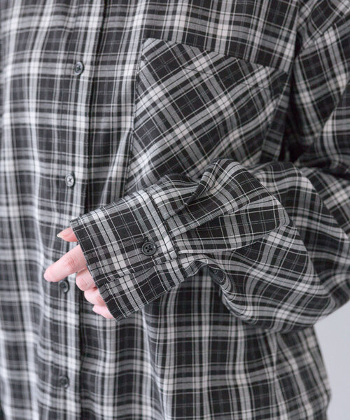 OLIVE des OLIVE(オリーブデオリーブ)の「Bigシャツ(シャツ/ブラウス・レディース・サックスブルー/ブラック/イエロー/ミント/ブラウン・FREE)」の17枚目の写真