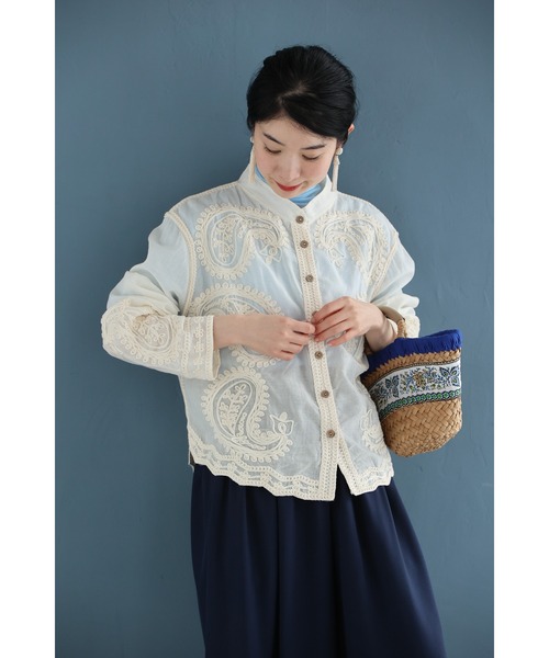 cawaii(カワイイ)の「浮かびあがるレリーフ調ペイズリーのシアーシャツトップス(シャツ/ブラウス・レディース・ベージュ・FREE)」の5枚目の写真