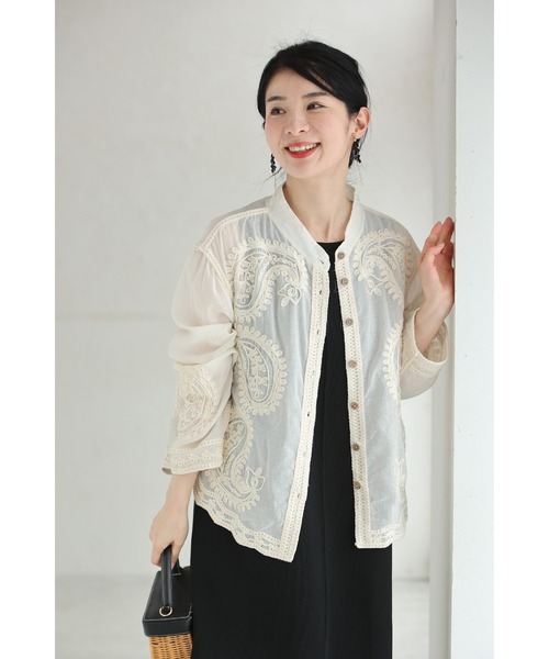 cawaii(カワイイ)の「浮かびあがるレリーフ調ペイズリーのシアーシャツトップス(シャツ/ブラウス・レディース・ベージュ・FREE)」の3枚目の写真