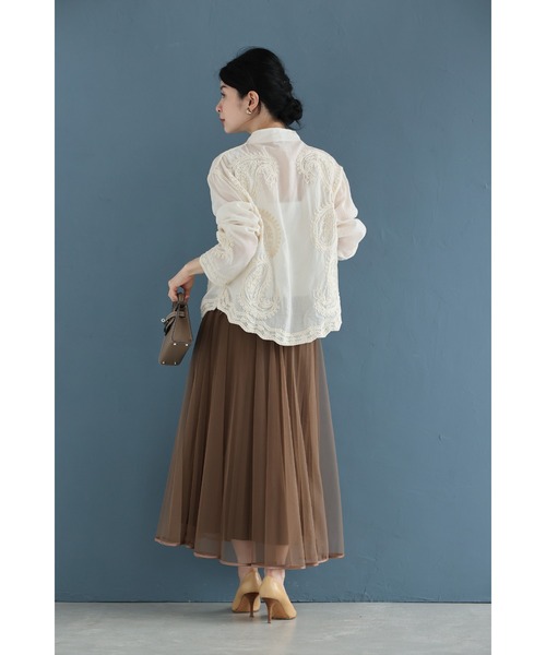 cawaii(カワイイ)の「浮かびあがるレリーフ調ペイズリーのシアーシャツトップス(シャツ/ブラウス・レディース・ベージュ・FREE)」の2枚目の写真