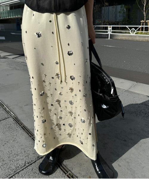 Ameri(アメリ)の「BIJOU MOTIF SWEAT SKIRT(スカート・レディース・アイボリー/グレー・SMALL/MEDIUM)」の4枚目の写真