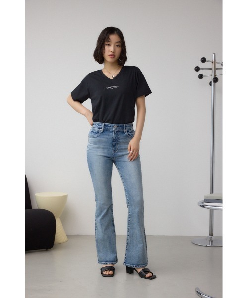 AZUL by moussy（アズールバイマウジー）の「チェストメッセージロゴTシャツ（Tシャツ/カットソー・レディース・オフホワイト/レッド/ブラック/ライトグレー・SMALL/MEDIUM）」の16枚目の写真
