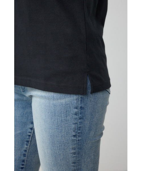 AZUL by moussy（アズールバイマウジー）の「チェストメッセージロゴTシャツ（Tシャツ/カットソー・レディース・オフホワイト/レッド/ブラック/ライトグレー・SMALL/MEDIUM）」の22枚目の写真