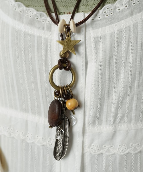 SPINNS（スピンズ）の「紐ネックレス/羽根/NEO森ガール/フェアリーグランジ（ネックレス・レディース・ブラウン・ONESIZE）」の4枚目の写真