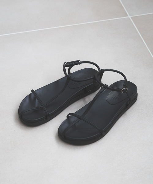 A part by(アパートバイ)の「ストラップボリュームサンダル(サンダル・レディース・ブラック/オフホワイト・MEDIUM/LARGE)」の2枚目の写真