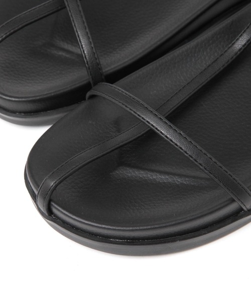 A part by(アパートバイ)の「ストラップボリュームサンダル(サンダル・レディース・ブラック/オフホワイト・MEDIUM/LARGE)」の11枚目の写真