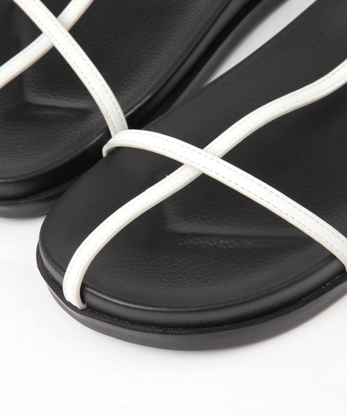 A part by(アパートバイ)の「ストラップボリュームサンダル(サンダル・レディース・ブラック/オフホワイト・MEDIUM/LARGE)」の4枚目の写真