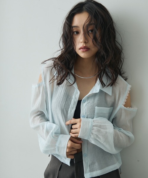 Lunea（ルネア）の「レースオープンショルダーシアーシャツ（シャツ/ブラウス・レディース・ホワイト/ブルー・FREE）」の2枚目の写真