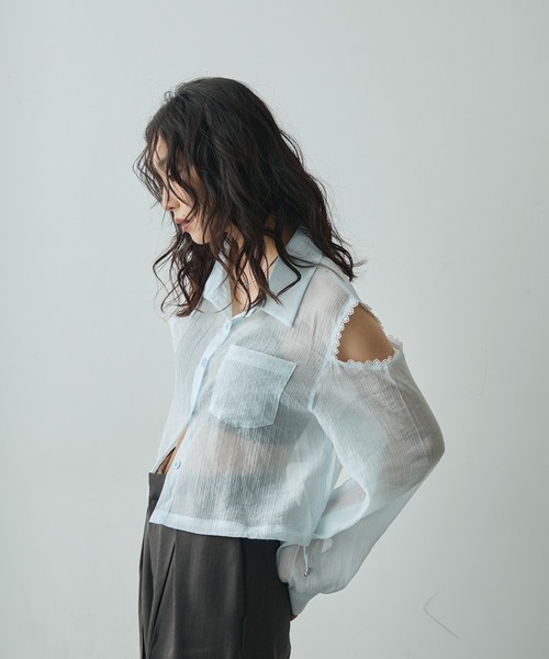Lunea（ルネア）の「レースオープンショルダーシアーシャツ（シャツ/ブラウス・レディース・ホワイト/ブルー・FREE）」の3枚目の写真