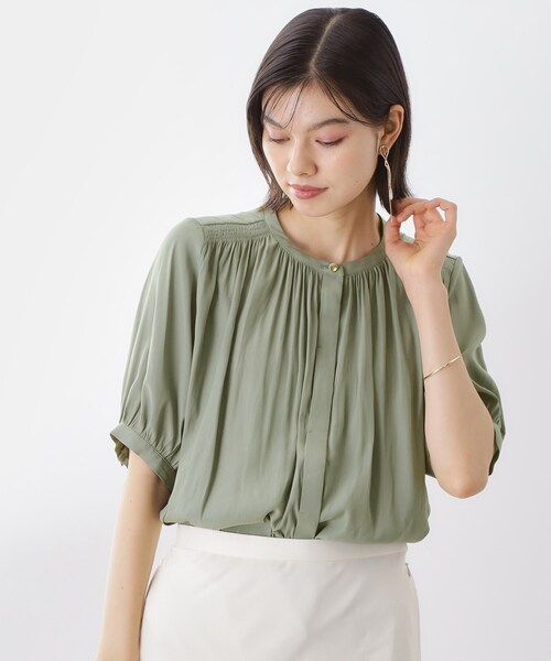 THE SHOP TK (ザ ショップ ティーケー )の「【インしなくも決まる】サテンギャザー5分袖ブラウス(シャツ/ブラウス・レディース・アイボリー/グリーン/ネイビー・12/13)」の2枚目の写真