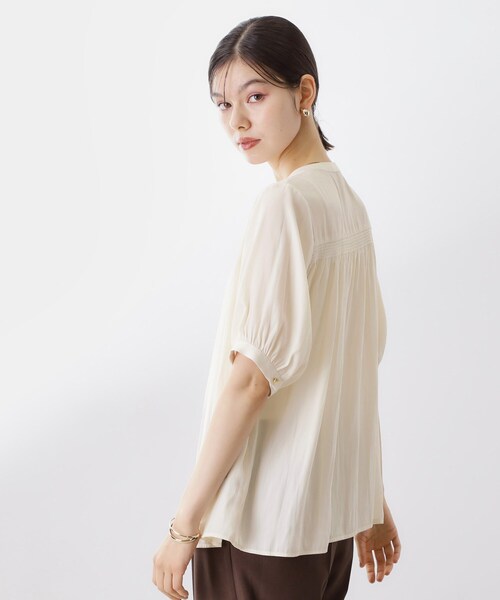 THE SHOP TK (ザ ショップ ティーケー )の「【インしなくも決まる】サテンギャザー5分袖ブラウス(シャツ/ブラウス・レディース・アイボリー/グリーン/ネイビー・12/13)」の4枚目の写真