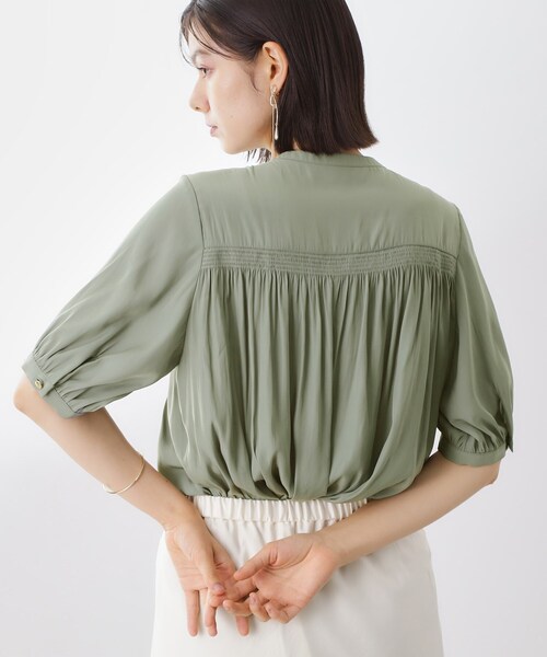 THE SHOP TK (ザ ショップ ティーケー )の「【インしなくも決まる】サテンギャザー5分袖ブラウス(シャツ/ブラウス・レディース・アイボリー/グリーン/ネイビー・12/13)」の9枚目の写真
