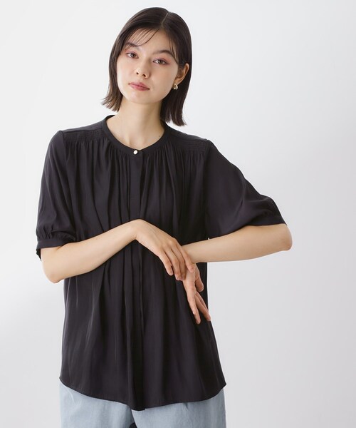 THE SHOP TK (ザ ショップ ティーケー )の「【インしなくも決まる】サテンギャザー5分袖ブラウス(シャツ/ブラウス・レディース・アイボリー/グリーン/ネイビー・12/13)」の12枚目の写真