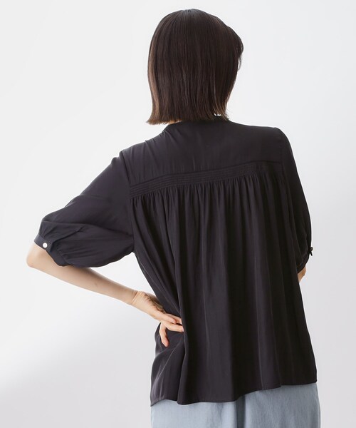 THE SHOP TK (ザ ショップ ティーケー )の「【インしなくも決まる】サテンギャザー5分袖ブラウス(シャツ/ブラウス・レディース・アイボリー/グリーン/ネイビー・12/13)」の13枚目の写真