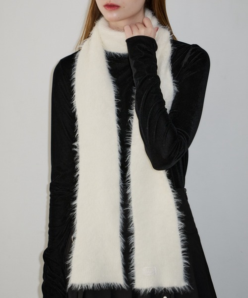 idem(イデム)の「slim knit shaggy muffler / スリムシャギーマフラー(マフラー・レディース・ブラック/アイボリー・FREE)」の2枚目の写真