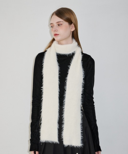 idem(イデム)の「slim knit shaggy muffler / スリムシャギーマフラー(マフラー・レディース・ブラック/アイボリー・FREE)」の8枚目の写真