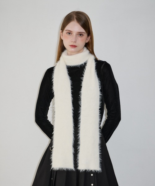 idem(イデム)の「slim knit shaggy muffler / スリムシャギーマフラー(マフラー・レディース・ブラック/アイボリー・FREE)」の14枚目の写真