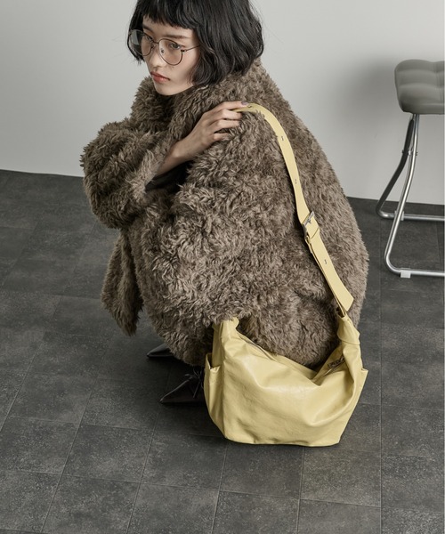 THE YOn（ザヨン）の「フェイクレザーワンショルダーバッグ（ショルダーバッグ・レディース・ブラック/イエロー/ブラウン・FREE）」の3枚目の写真