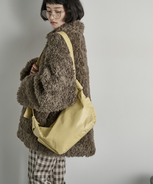 THE YOn（ザヨン）の「フェイクレザーワンショルダーバッグ（ショルダーバッグ・レディース・ブラック/イエロー/ブラウン・FREE）」の8枚目の写真