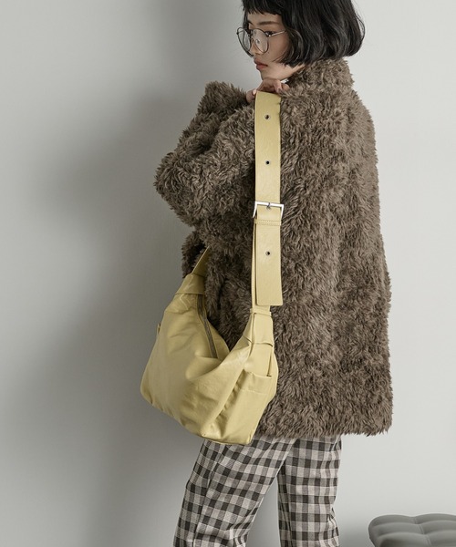 THE YOn（ザヨン）の「フェイクレザーワンショルダーバッグ（ショルダーバッグ・レディース・ブラック/イエロー/ブラウン・FREE）」の5枚目の写真